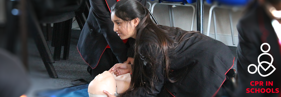 CPR in schools: school pupil with manikin